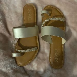XOXO Women's Romilia Flat Sandals 8M Rose Gold